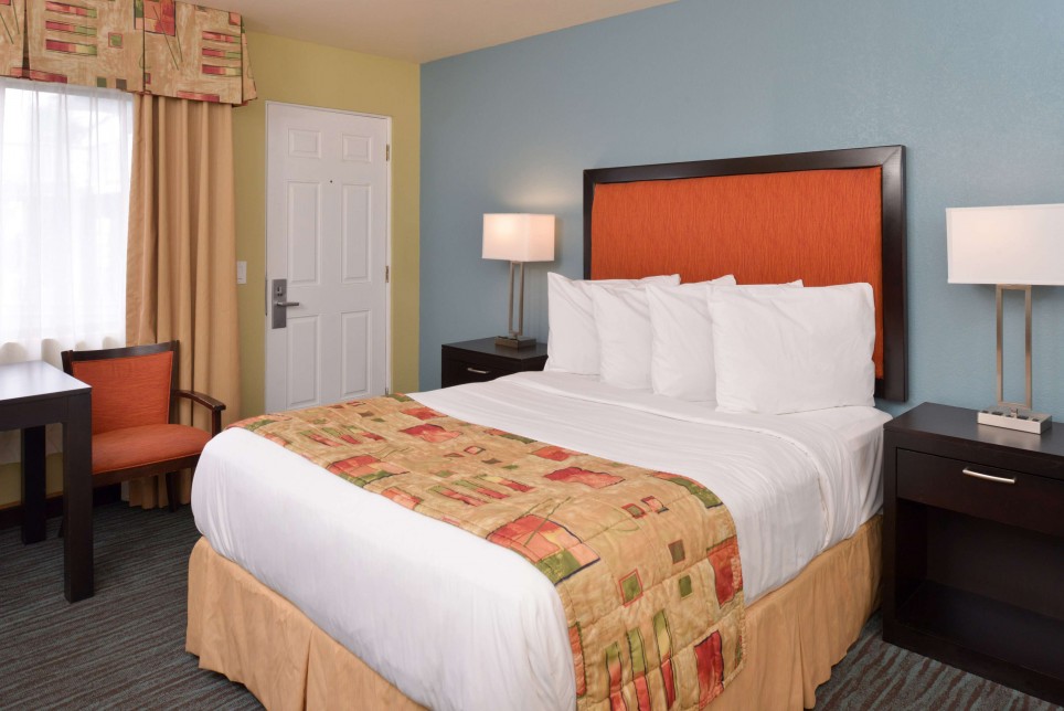 COZY GUEST ROOMS THAT ARE IDEAL  FOR LEISURE OR BUSINESS TRAVEL